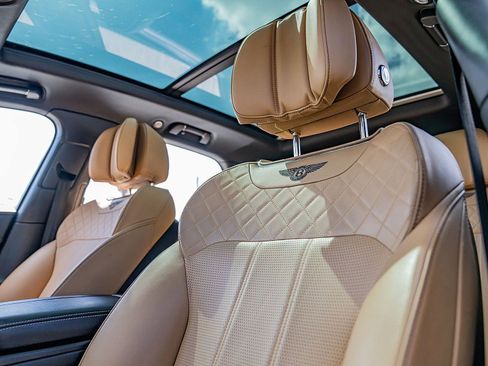 Used 2017 Bentley Bentayga image 30
