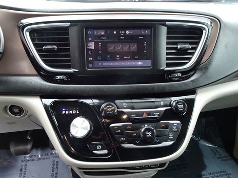 Used 2024 Chrysler Voyager LX image 17