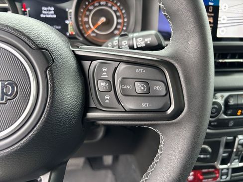 Used 2025 Jeep Wrangler Unlimited Rubicon AWD/4WD image 16