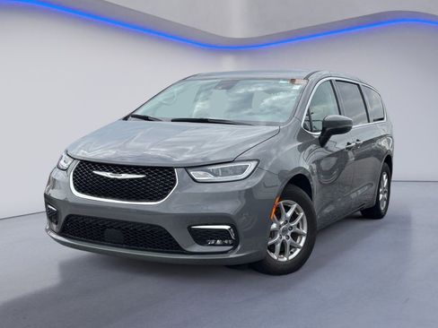 Used 2023 Chrysler Pacifica Touring-L FWD image 2