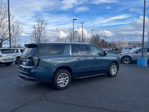 Used 2025 Chevrolet Suburban Premier image 2