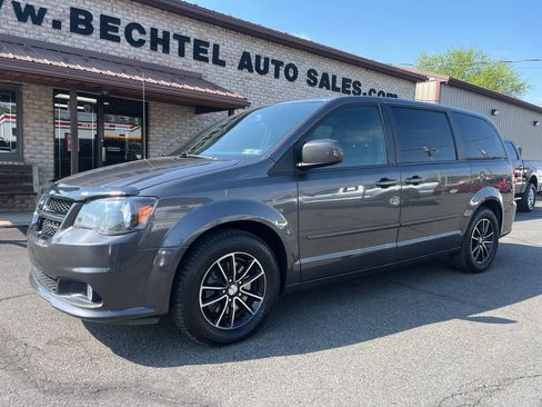 Used 2016 Dodge Grand Caravan SXT w/ UConnect Hands-Free Group FWD image 2