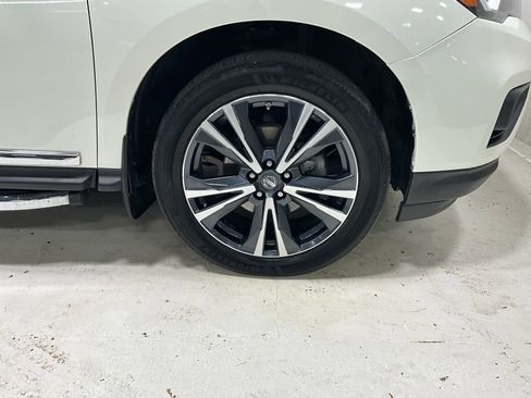 Used 2018 Nissan Pathfinder Platinum image 11