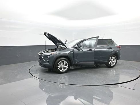 Used 2025 Chevrolet Trax LS w/ LS Convenience Package FWD image 33