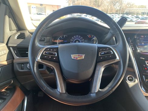 Used 2019 Cadillac Escalade ESV Luxury image 18