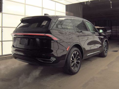 Used 2025 Lincoln Nautilus Premier image 2