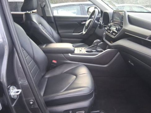 Used 2023 Toyota Highlander XLE image 8