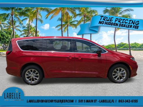 Used 2025 Chrysler Pacifica Select AWD/4WD image 3