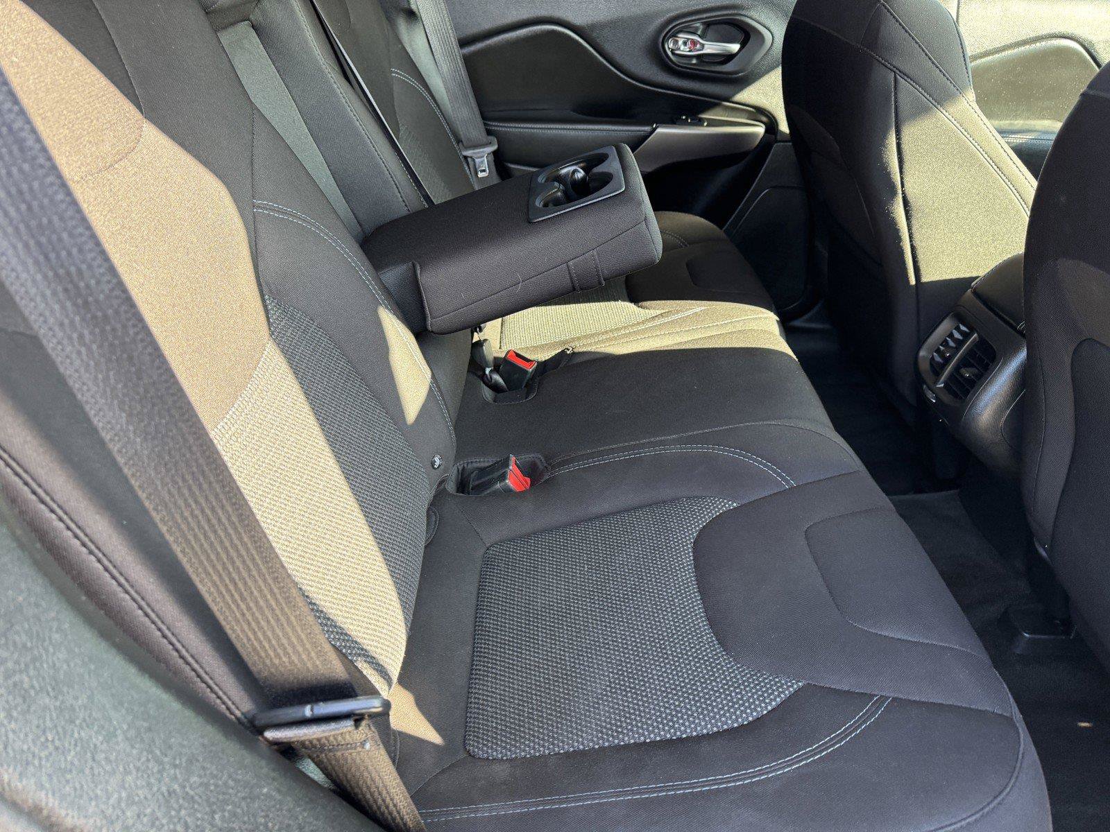Used 2019 Jeep Cherokee Latitude w/ Popular Appearance Group FWD image 10
