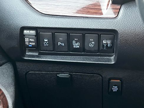 Used 2016 Toyota Sienna Limited Premium image 19