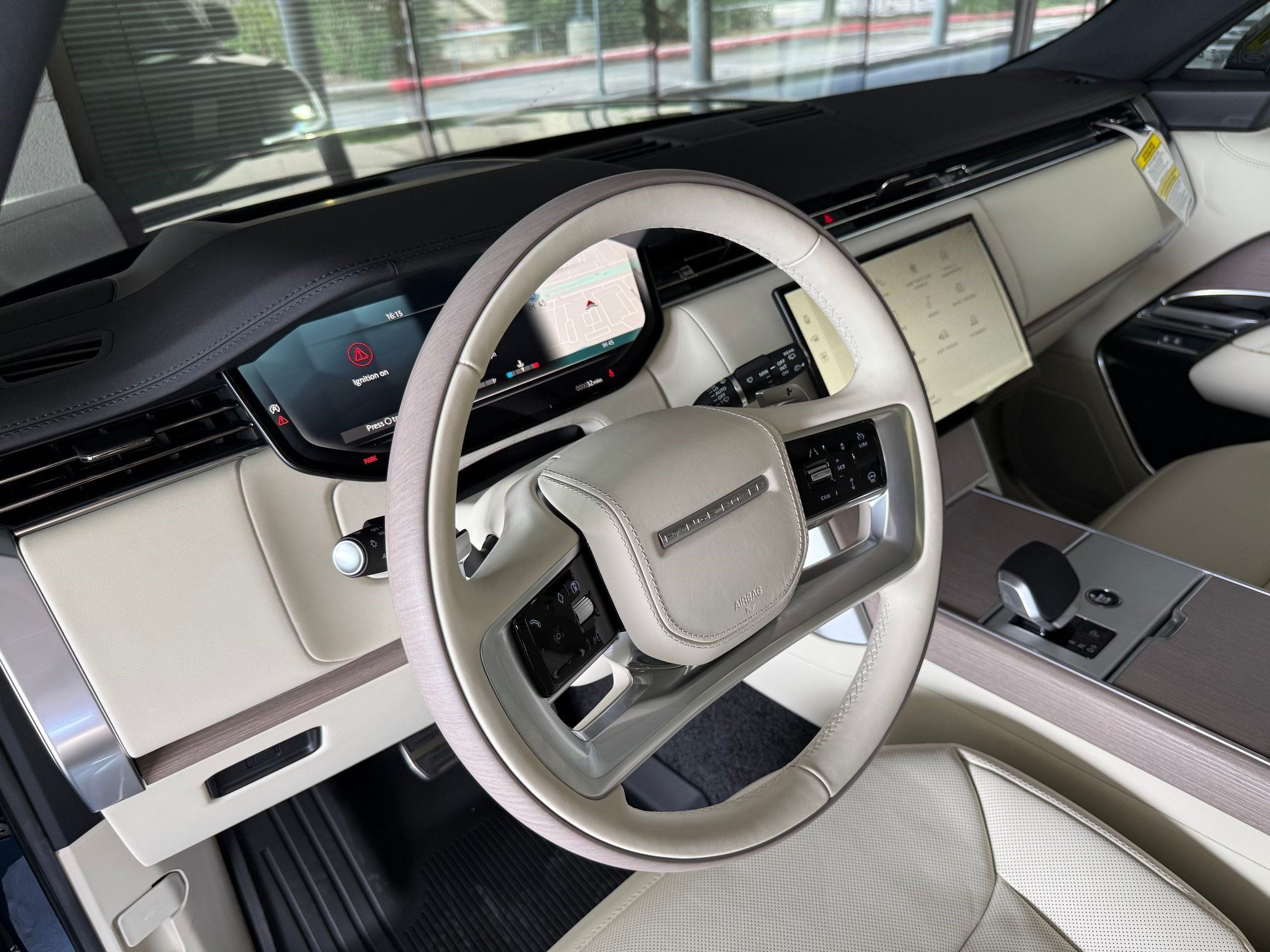 New 2026 Land Rover Range Rover Long Wheelbase SE AWD/4WD image 4