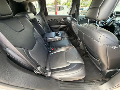 Used 2019 Jeep Cherokee Limited w/ Luxury Group AWD/4WD image 18