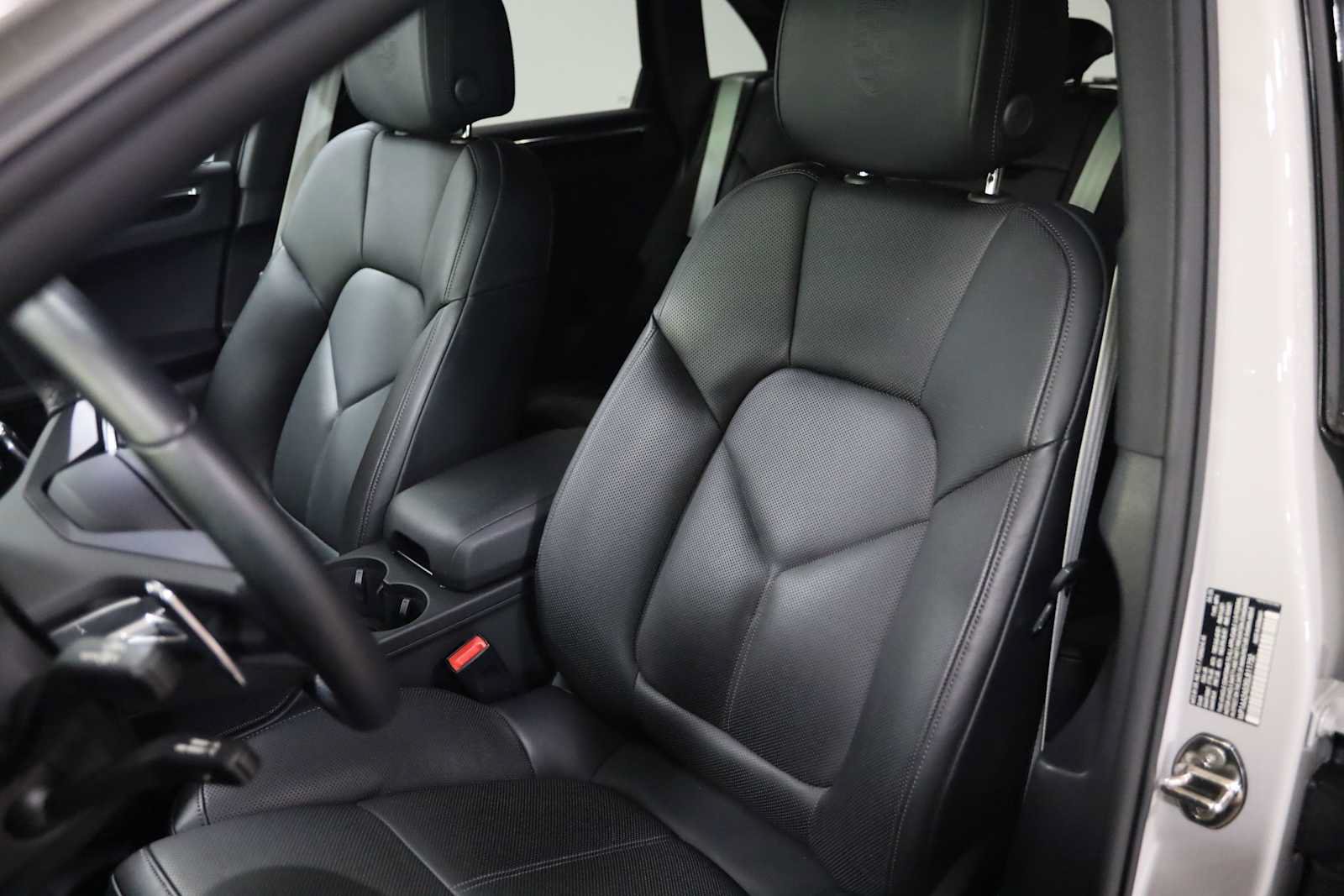 Used 2025 Porsche Macan AWD/4WD image 5