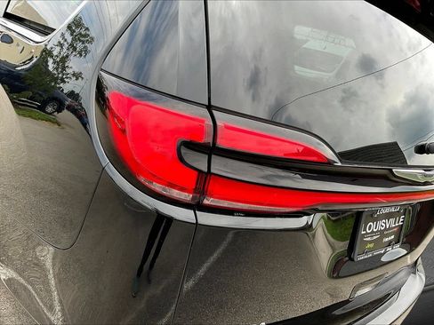 Used 2023 Chrysler Pacifica Touring-L FWD image 25