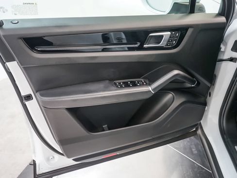 Certified 2023 Porsche Cayenne AWD/4WD image 27