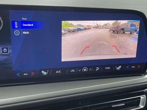 Used 2026 Chevrolet Traverse LT FWD image 16