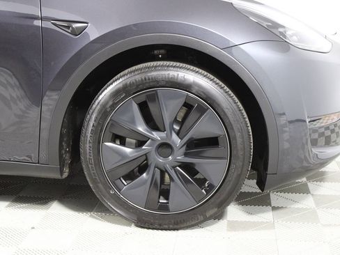 Used 2024 Tesla Model Y 2WD image 35