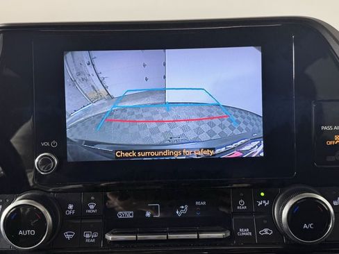 Used 2023 Toyota Highlander XLE AWD/4WD image 23