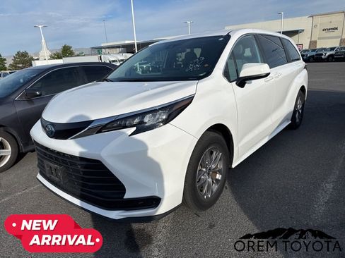 Used 2025 Toyota Sienna LE FWD image 9