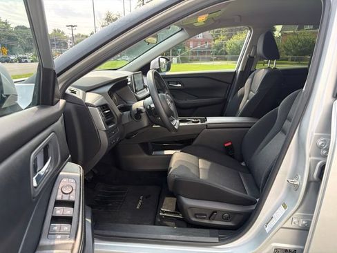 Used 2024 Nissan Rogue SV AWD/4WD image 13