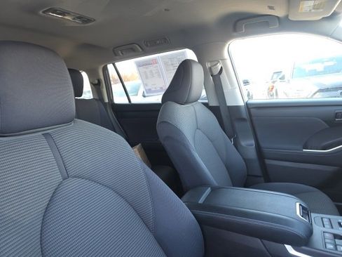 Used 2024 Toyota Highlander LE image 9
