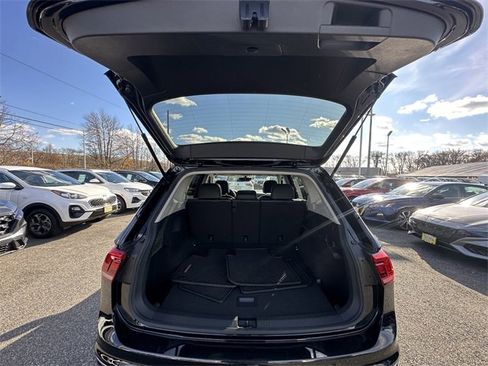 Used 2021 Volkswagen Tiguan SE image 40