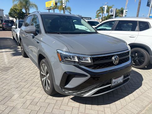 Used 2022 Volkswagen Taos SE w/ Panoramic Sunroof Package AWD/4WD image 8