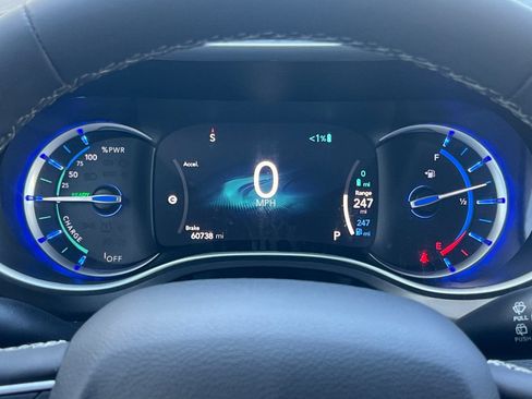 Used 2024 Chrysler Pacifica Limited FWD image 34