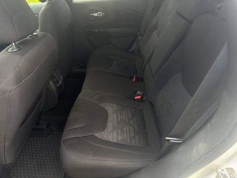 Used 2019 Jeep Cherokee Latitude w/ Cold Weather Group AWD/4WD image 25