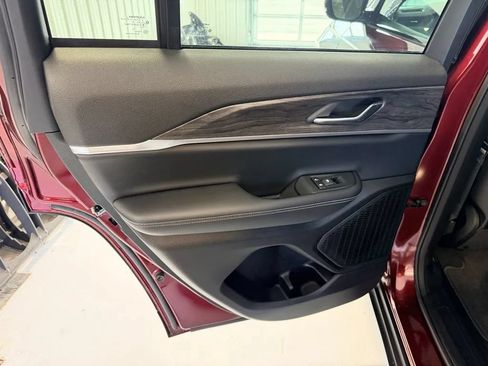 Used 2025 Jeep Grand Cherokee Limited AWD/4WD image 14
