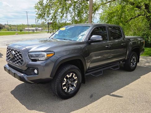 Used 2022 Toyota Tacoma TRD Off-Road w/ Technology Package AWD/4WD image 3