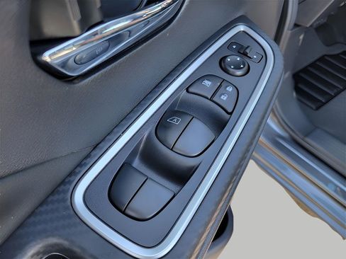 Used 2025 Nissan Versa SR image 10