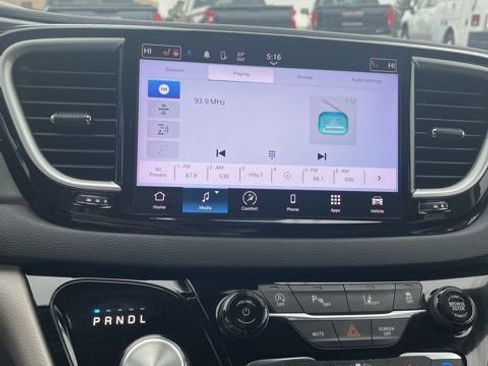 Used 2023 Chrysler Pacifica Touring-L image 40