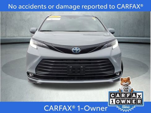 Certified 2025 Toyota Sienna XLE Woodland Edition image 2