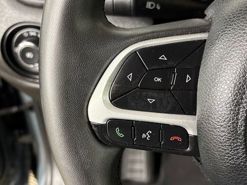 Used 2018 Jeep Renegade Latitude FWD image 17