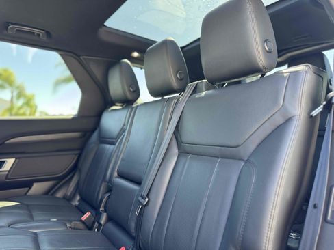 Used 2018 Land Rover Discovery HSE image 17