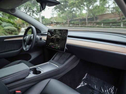 Used 2023 Tesla Model Y Long Range AWD/4WD image 25