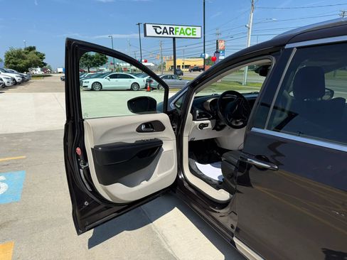 Used 2017 Chrysler Pacifica Touring-L Plus FWD image 17