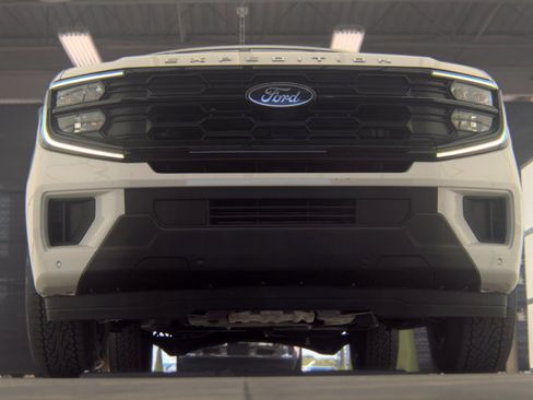 Used 2025 Ford Expedition Active RWD image 9