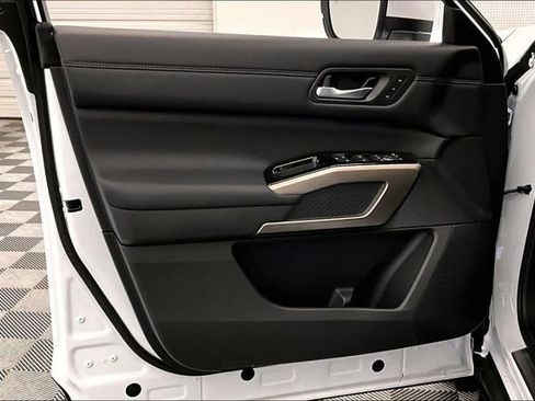 New 2025 Nissan Pathfinder Platinum w/ Lighting Package (N93) image 31