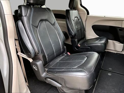 Used 2021 Chrysler Pacifica Touring-L FWD image 17