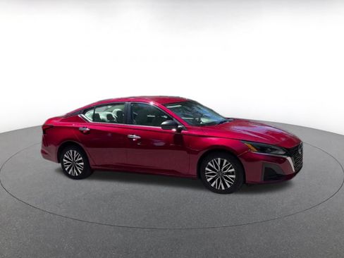 Used 2025 Nissan Altima 2.5 SV FWD image 2