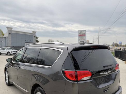 Used 2019 Chrysler Pacifica Touring-L image 5