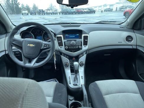 Used 2014 Chevrolet Cruze LS image 17