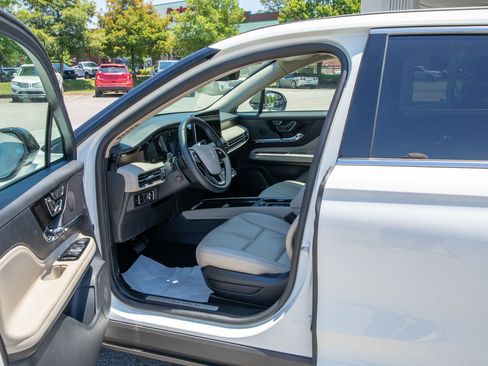 Used 2025 Lincoln Corsair Reserve AWD/4WD image 7