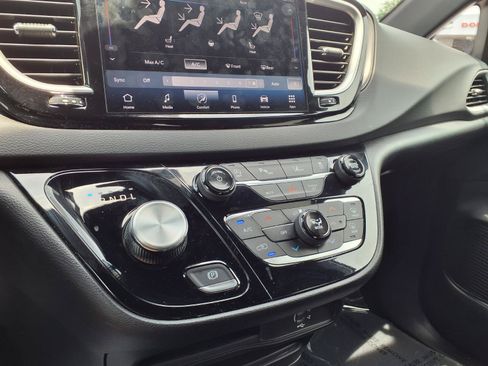 Used 2026 Chrysler Pacifica Select FWD image 6