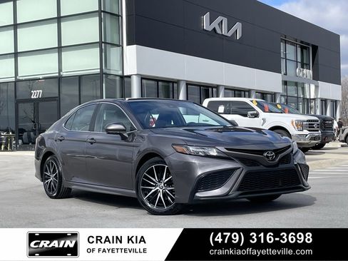 Used 2024 Toyota Camry SE image 1