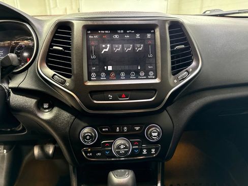 Used 2019 Jeep Cherokee Trailhawk AWD/4WD image 15