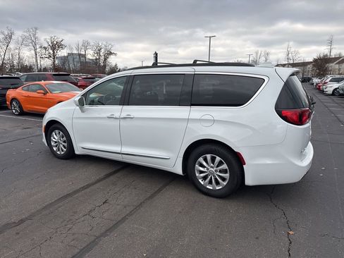Certified 2017 Chrysler Pacifica Touring-L image 5