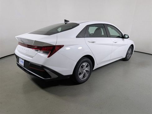 New 2025 Hyundai Elantra SE image 7